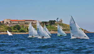 La flota del Campeonato pasando frente al parador de Baiona. / Foto: Rosana Calvo.