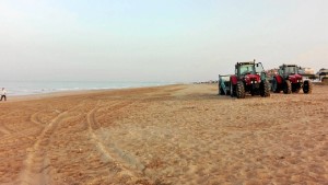 A las 9.00 horas terminaban los trabajos de limpieza de las playas de Punta Umbría tras la celebración de la Noche de San Juan.