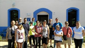 Blogueros, en su visitara a la Casita Azul de Isla Cristina.