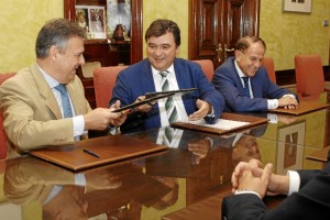 Un momento de la firma del convenio. / Foto: José Rodríguez.