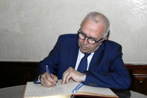 Firmando en el libro del Ayuntamiento. / Foto: José Rodríguez.