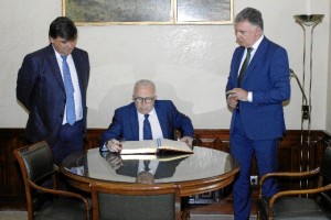 El consejero ha visitado el Ayuntamiento de Huelva. / Foto: José Rodríguez.