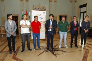 El alcalde ha invitado a los onubenses a hacer gala de hospitalidad. / Foto: José Rodríguez.