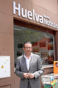 El candidato socialista al Senado, en la sede de 'Huelva Buenas Noticias'. / Foto: José Rodríguez. 