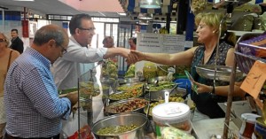 El candidato socialista, durante un reparto electoral en Ayamonte. 