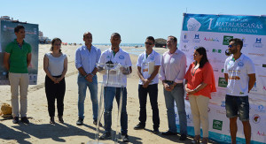 Un momento de la presentación del I Triatlón Matalascañas Playa de Doñana que tendrá lugar este sábado.