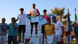 Podio de vencedores del I Triatlón Matalascañas 'Playa de Doñana'.