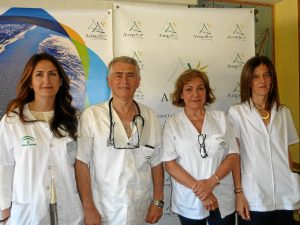 En el centro, la alergóloga del Complejo Hospitalario Universitario de Huelva y coordinadora de este encuentro científico, Mª Cesárea Sánchez, acompañada de las especialistas de las Unidad de Alergia y el neumólogo Antonio Pereira, todos ellos del Complejo Hospitalario Universitario de Huelva.