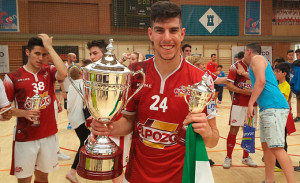 El jugador palmerino, muy feliz con el trofeo de campeón de España con su equipo ElPozo Murcia.