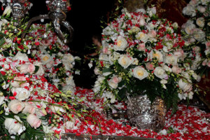 Rastros de la gran petalada a la Virgen.