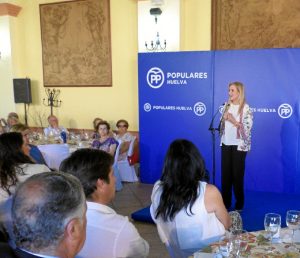 Un momento de la visita de la presidenta de la Comunidad de Madrid, Cristina Cifuentes, a la provincia de Huelva.