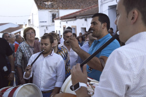 El toque de la Alborá despierta al pueblo de Alosno la mañana de San Juan