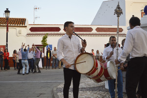 Tras la alborá, los hombres de Alosno bailan de nuevo la danza de los Cascabeleros