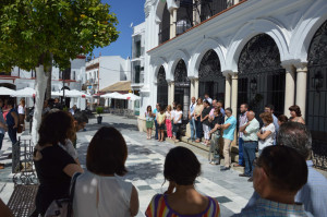 Un minuto de silencio ante ayto de Almonte