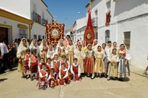 La ofrenda floral cuenta con niños cascabeleros y Jueves de Comadre. / Foto: Hermandad San Juan Bautista de Alosno.