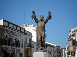 Monumento al cascabelero, situado en Alosno.