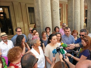 La cabeza de lista al Congreso, Isabel Franco, atendiendo a los medios de comunicación a las puertas de la Subdelegación del Gobierno en Huelva.