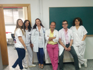 Dolores con profesionales de la Unidad de Enfermedades Infecciosas del Complejo Hospitalario Universitario de Huelva.