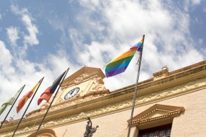 La bandera gay ya ondea en la fachada del Ayuntamiento de Ayamonte. 