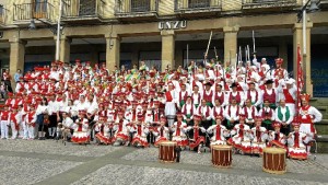 Los onubenses, junto a otros participantes en el festival. 