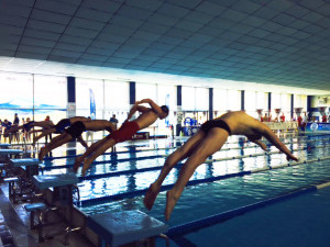 Mucho interés despertó el arranque de la natación en la piscina del Andrés Estrada.