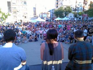 Cientos de simpatizantes llenaron la plaza del Antiguo Colombino en Huelva.