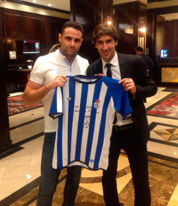 Antonio Núñez y Raúl González, con la camiseta firmada y que se va a sortear.