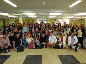 oto de familia con los residentes, sus tutores, los jefes de estudio y la dirección de los centros sanitarios, en el acto celebrado en el Juan Ramón Jiménez.