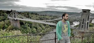 Uno de sus viajes por Inglaterra. En la imagen, con el puente colgande de Clifton (Bristol) al fondo.