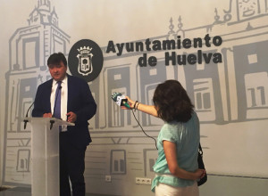 Un momento de la rueda de prensa del alcalde.