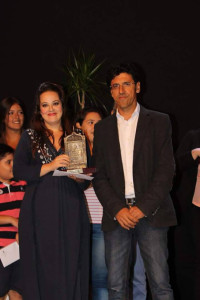 Rocío recogiendo su premio.