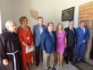 Representantes institucionales y académicos en el acto.