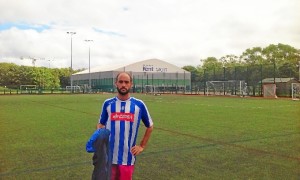 En su tiempo libre aprovecha para jugar al fútbol. En la foto, tras un encuentro en la universidad, con la camiseta del Recre.