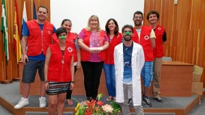 Voluntarios de Cruz Roja Juventud, junto al responsable de Pediatría del JRJ, celebrando el Premio Hospital Optimista recibido por este área del centro sanitario.