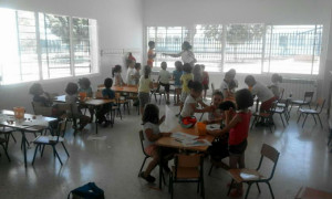 Los niños de San Bartolome de la Torre se divierten en el campamento de verano. 