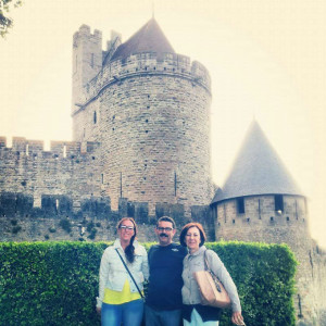 Con sus padres, en la ciudad medieval de Carcassonne. 