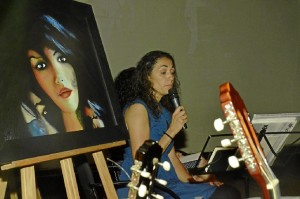 Carla Sabino, interpretando uno de los temas. 