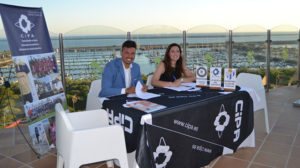 Joaquín Rasco, de CiPa, y Manuela Romero, presidenta sportinguista, en el momento de la firma del convenio.