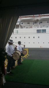 Los tamborileros han recibido a los cruceristas.