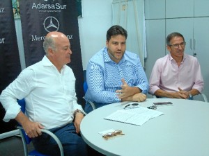 Un momento de la presentación del acuerdo. De izquieda a derecha: Pedro Weicker, gerente de Adarsa Sur, y Xanty Elías, chef onubense propietario de Acánthum, y Jacinto Romero, jefe de ventas. 