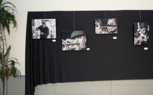 La exposición auna arte fotográfico y contenido periodístico