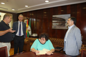 Begoña García ha firmado en el libro de visitas del Puerto de Huelva.