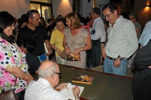 El autor firmó ejemplares del libro.