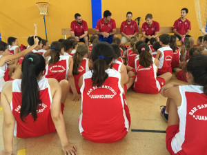 Los jóvenes, atentos a Jesús Chagoyen y Fran Cárdenas.