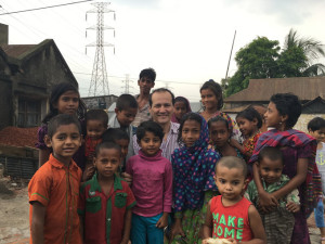 Estar con los niños de Bangladesh le encanta.