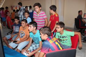 Jóvenes rocianeros atraidos por los videojuegos en la feria celebrada en su casino