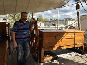 Al timón del famoso barco Cutty Sark.