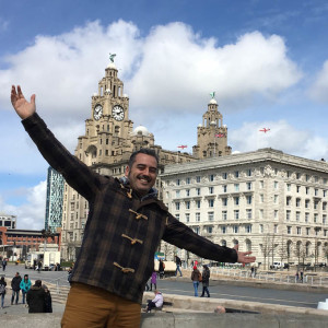 De visita en Liverpool con el Royal Liver Building de fondo.