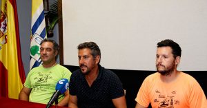 El concejal de Deportes, en el centro, junto a los miembros del Club PescaKayakisla.