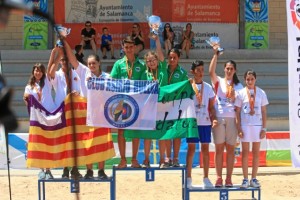 Mostrando su alegría por el premio. 